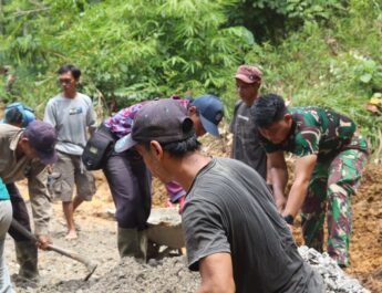 Bersama Warga, Satgas TMMD Kodim 1013/Mtw Bahu Membahu Perkeras Jalan Dengan Batu Kerikil